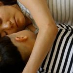 Slapen met je kinderen is gezond Japanse vrouw slaapt met kind, oudersvannature.nl
