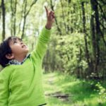 Speurtocht met foto’s Jongen loopt speurtocht en wijst