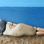 Natuuractiviteit: buitenspelen met stenen Kunstwerken maken met stenen