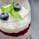 Veganistisch kerstmenu met soep, kastanjes, wilde rijst en laagjescake veganistisch dessert