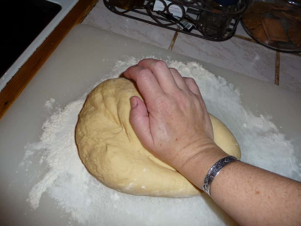 Als je zelf brood bak, moet je ook deeg kneden.