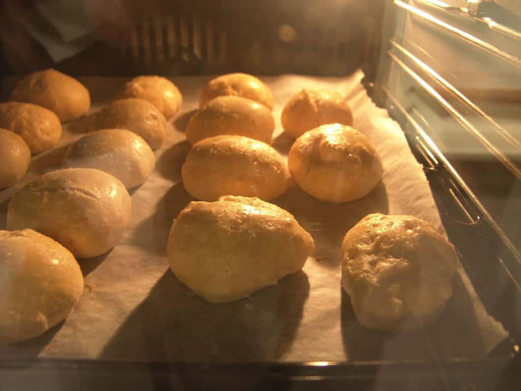 Zelf brood bakken doe je in een oven die goed warm is.