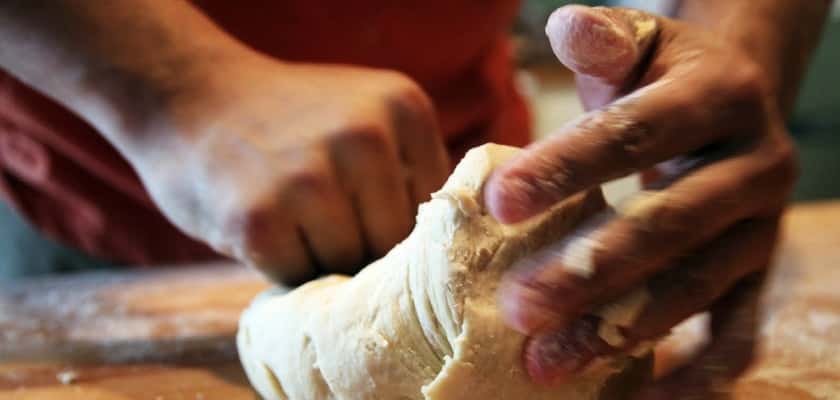 Je moet met twee handen deeg kneden als je zelf brood bakt.
