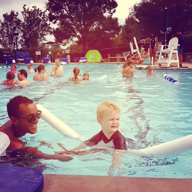 Zwemangst moet je niet weglachen als ouder.