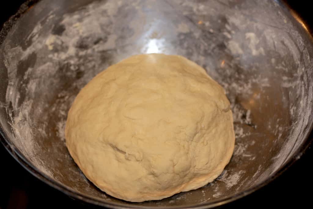 Na het kneden laat je deeg rijzen als je zelf brood bakt.