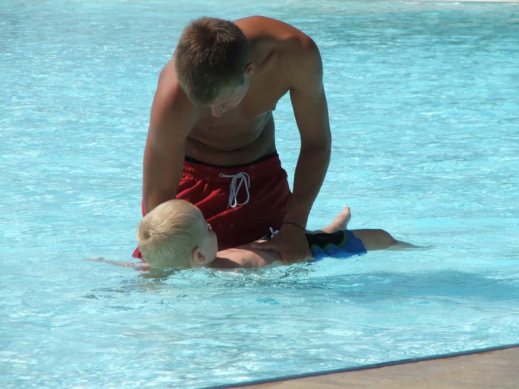 Zwemmen op de rug is vaak eng voor kinderen met zwemangst.