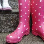 Het regent, het regent.. tien ideeën voor regenspelletjes Roze regenlaarzen op de trap, Ouders van Nature.nl