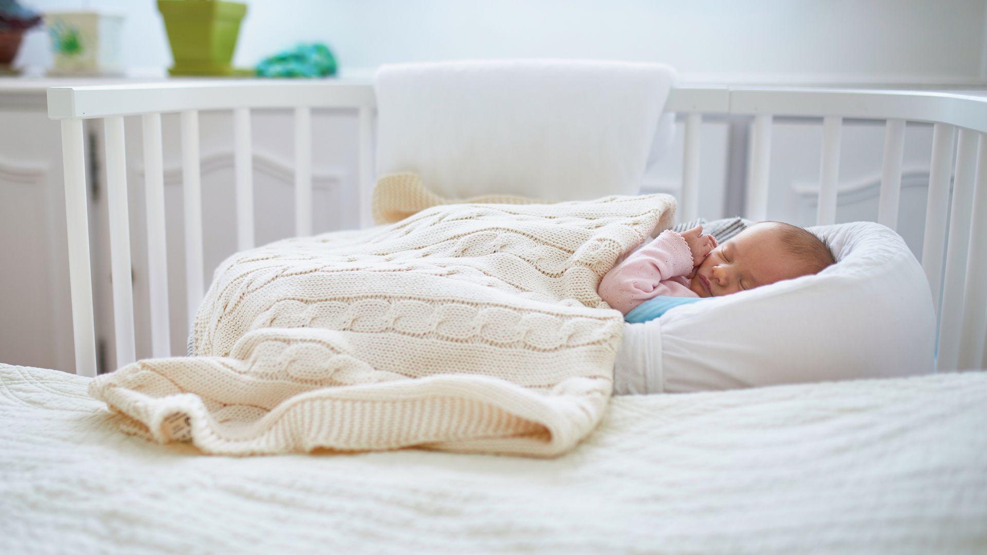 Samenslapen met je baby kan veilig met een cosleeper.