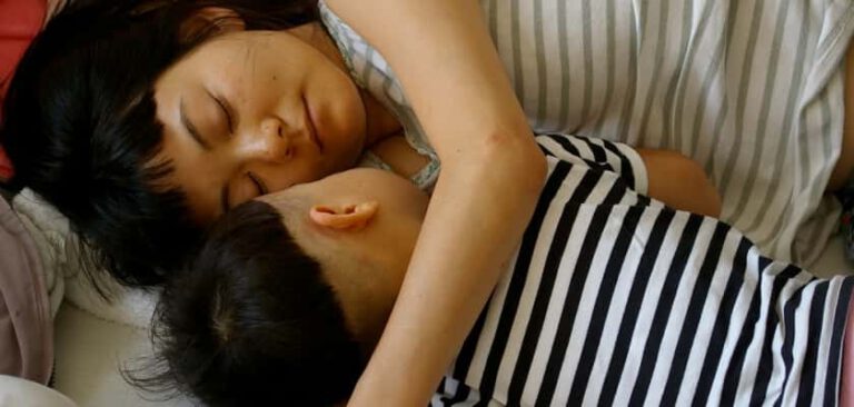 Japanse vrouw slaapt met kind, oudersvannature.nl