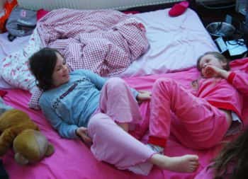 Slaapfeestje waarbij kinderen samen slapen
