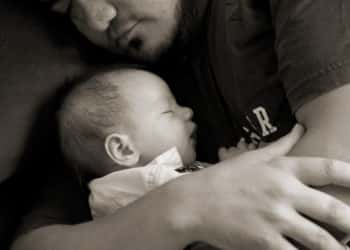 Samen slapen is ook de vader met baby in armen