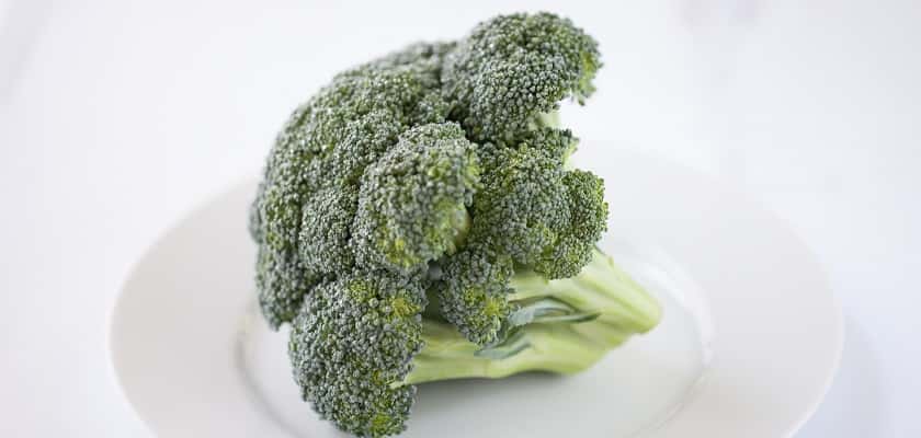 salade met broccoli is een gemakkelijk vegetarisch gerecht