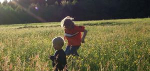 Kinderen spelen buiten in een veld