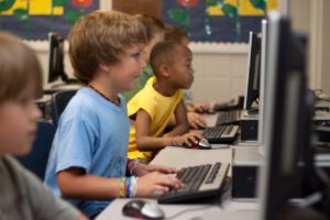 Kinderen achter de computer op school