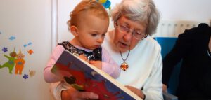 voorlezen is belangijk voor de ontwikkeling van kinderen, oudere en jonge