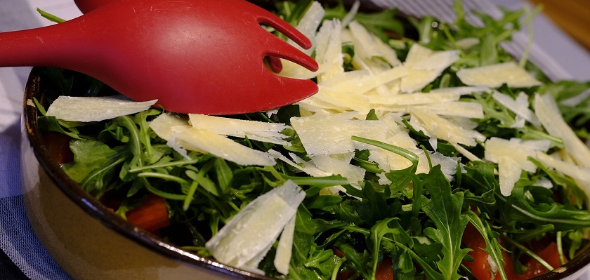 Salade van veldsla tomaatjes en parmezaanse kaas
