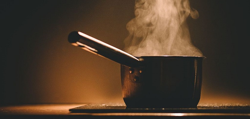 Een belangrijke oorzaak van fijnstof in huis is koken