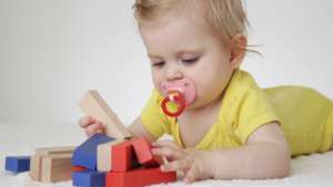 Montessoribaby speelt met blokken