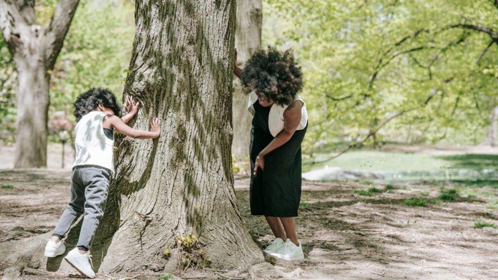 Moeder en kind staan bij een boom.